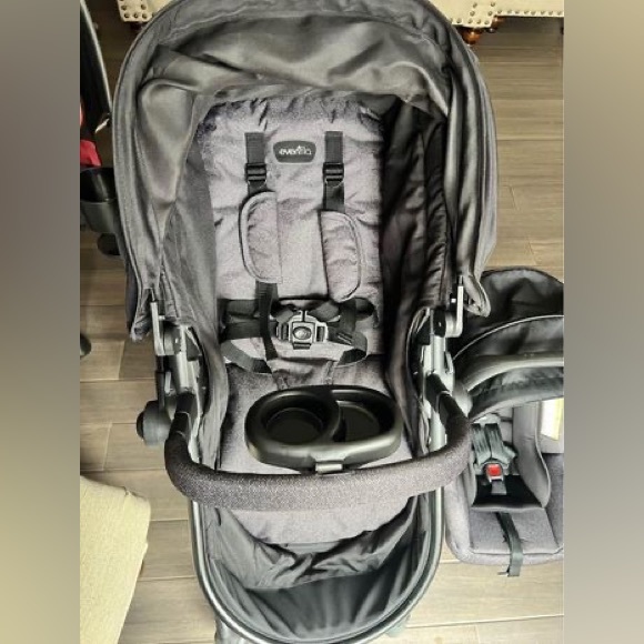 Evenflo pivot travel system stroller and car seat - Picture 2 of 7